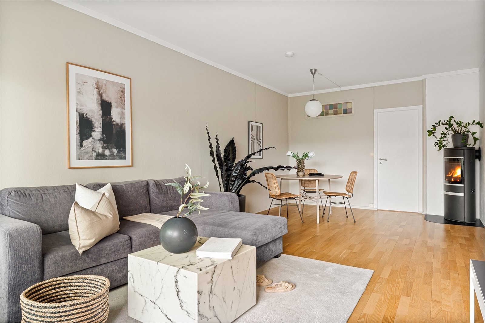 Stuen måler 23 m² og mulighetene er mange for å innrede stuen akkurat slik du vil! Galleribilde