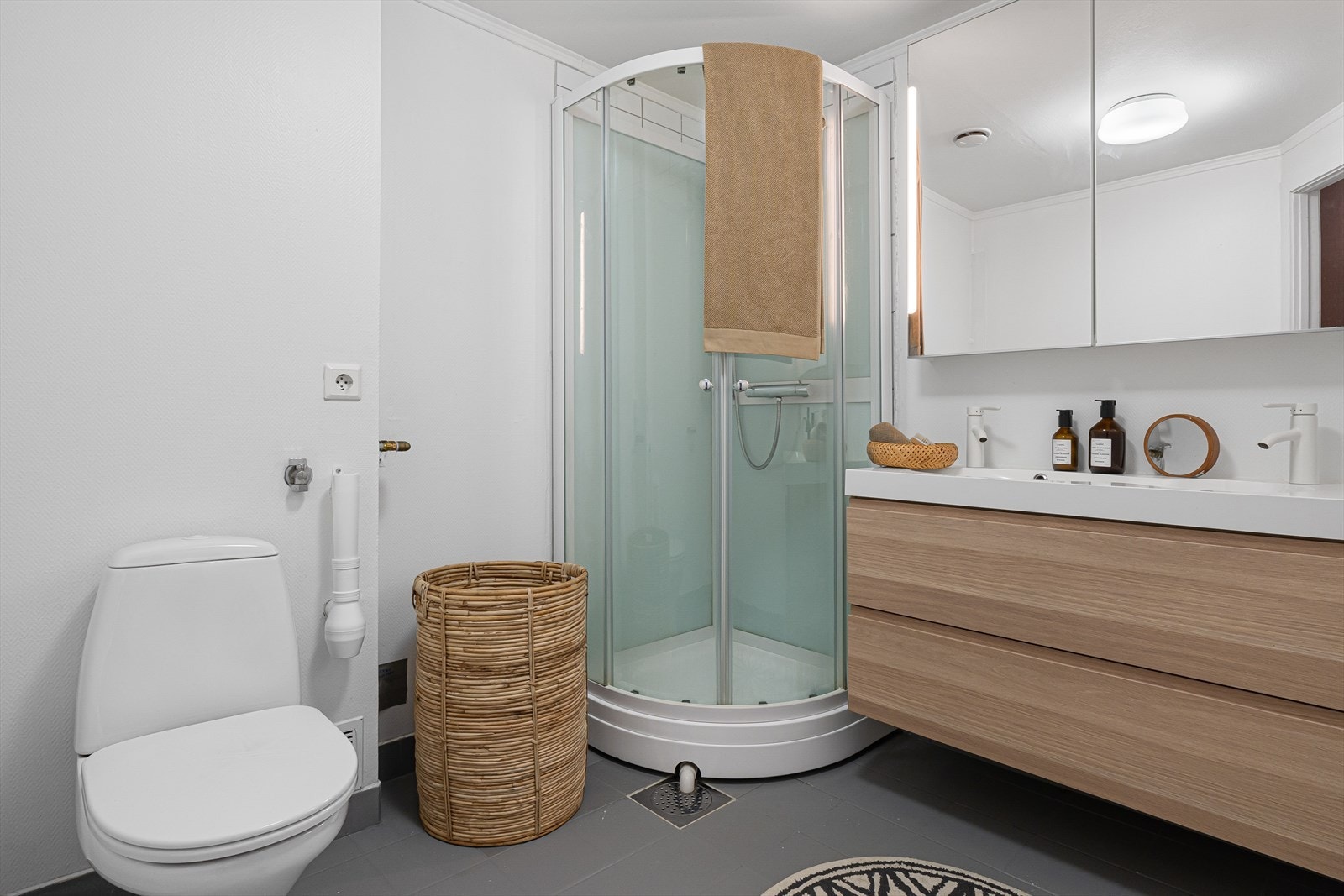 Badet har opplegg til vaskemaskin og tørketrommel samt varmekabler i gulv Galleribilde