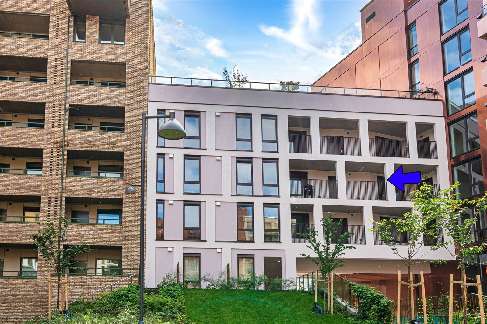 Pilen viser leilighetens beliggenhet fra bygården. Galleribilde