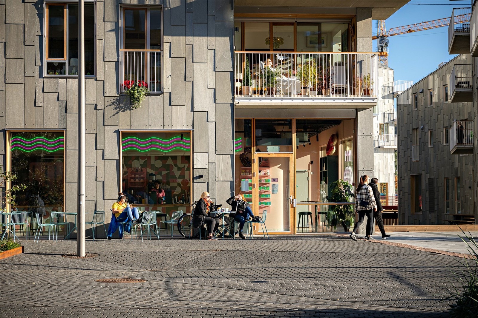 Nabolaget | I Bjørvika er det lagt stor vekt på en høy andel serveringssteder på gateplan. Her er det en mengde ulike restauranter og kafeer, som Åpent Bakeri, VIN vinbar, I Baren gastropub, Nodee, Holzweilers Cafe Platz og mange flere. Galleribilde