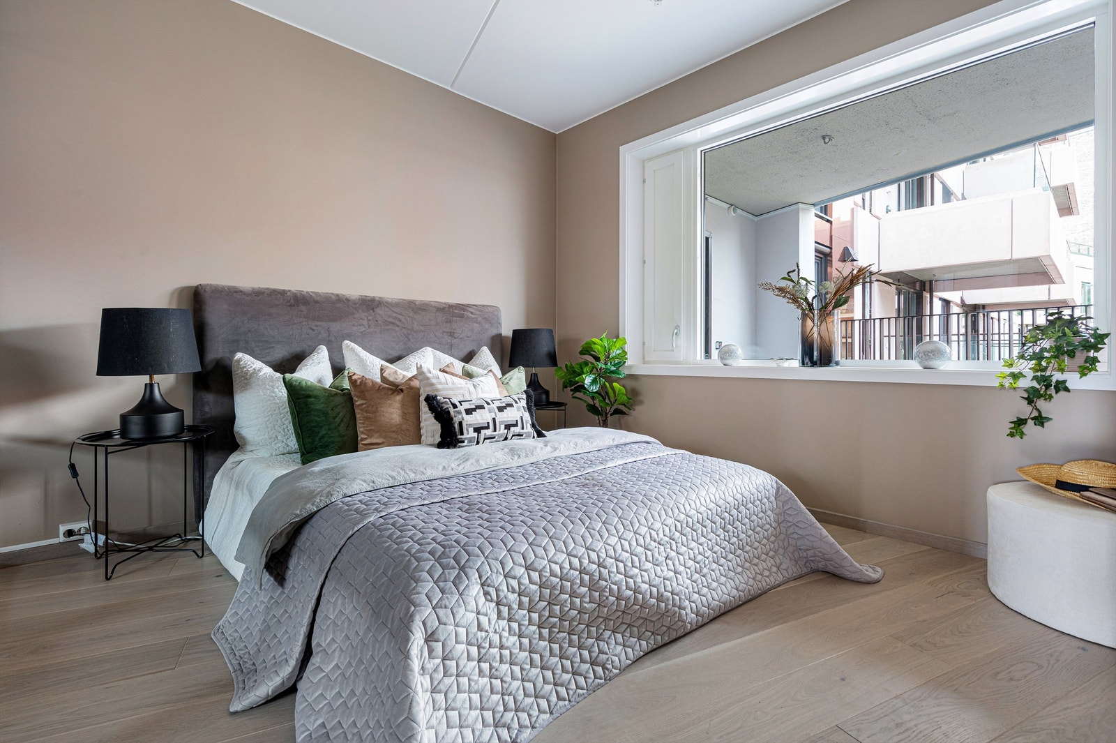 Rommet er malt i en behagelig farge (Jotun 1623 Marrakesh, NCS 3606-Y29R). Galleribilde