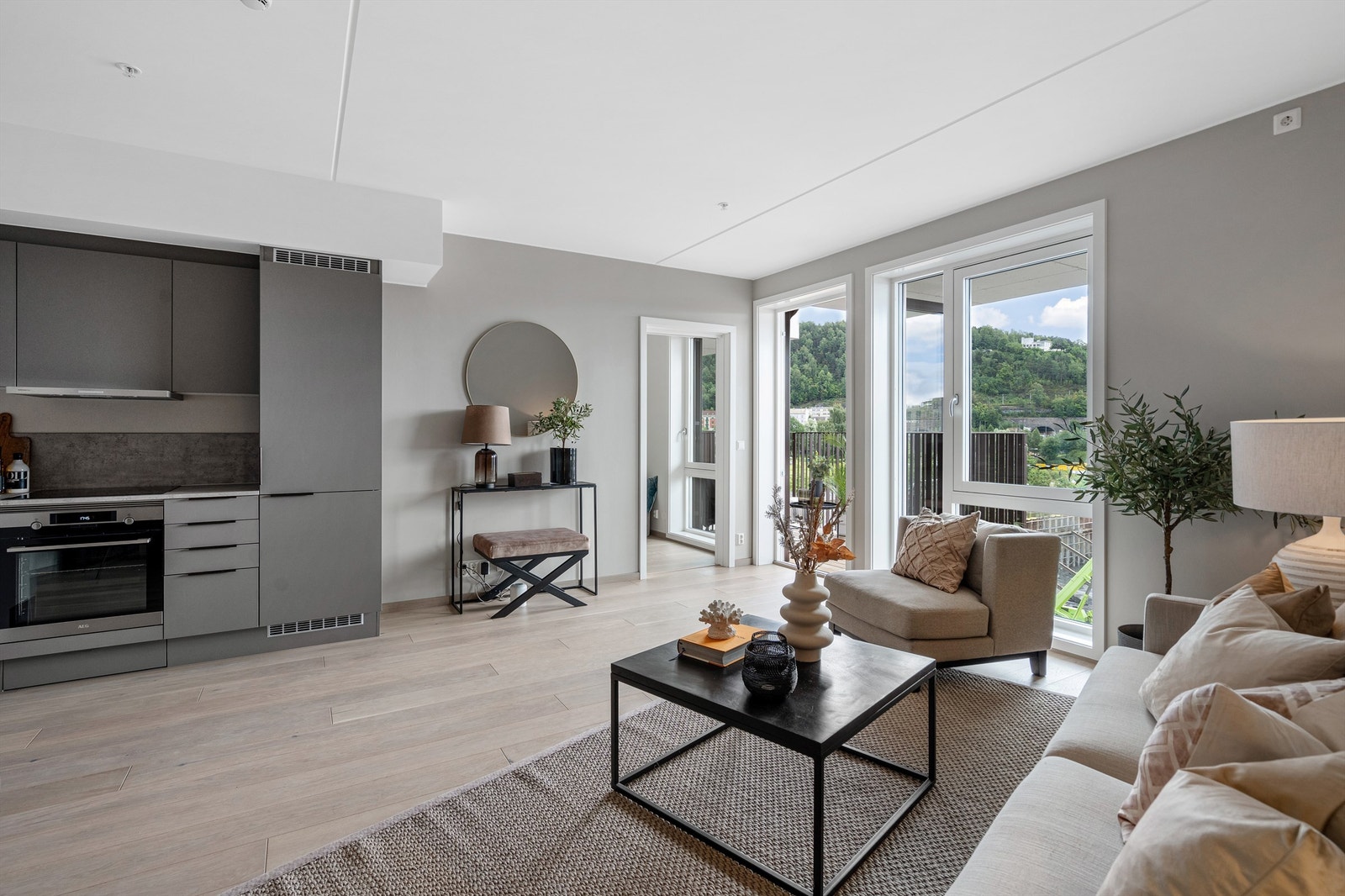 Store og åpne vindusarealer gir en lys atmosfære i rommet. Plass til tv langs vegg. Galleribilde