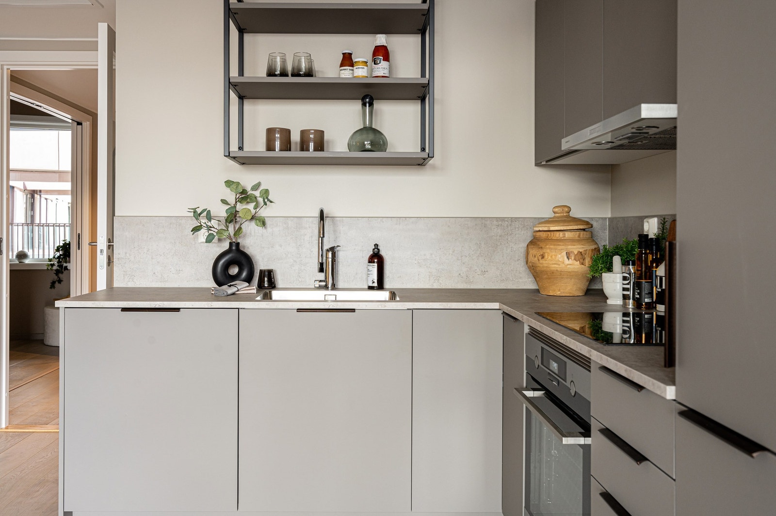 Kjøkkenet har lux-skuffer og demping. Det er oppgradert med lux karusell i hjørneskapet og ekstra sokkelskuff. Black Frame hylle med matchende hylleplater for ekstra oppbevaring. Galleribilde