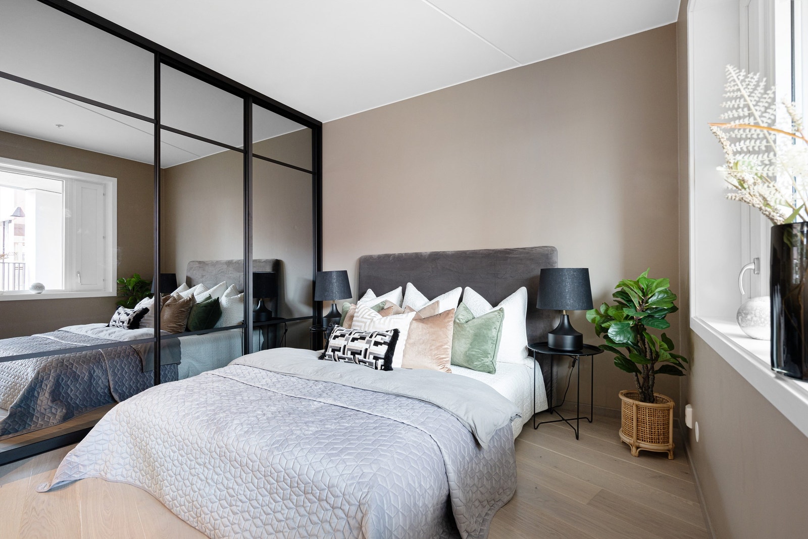 Hovedsoverommet er på hele 11,7 m² og gir god plass til en større seng. Ny walk-in skyvedørsgarderobe med speilfronter fra Garderobemekka. Galleribilde