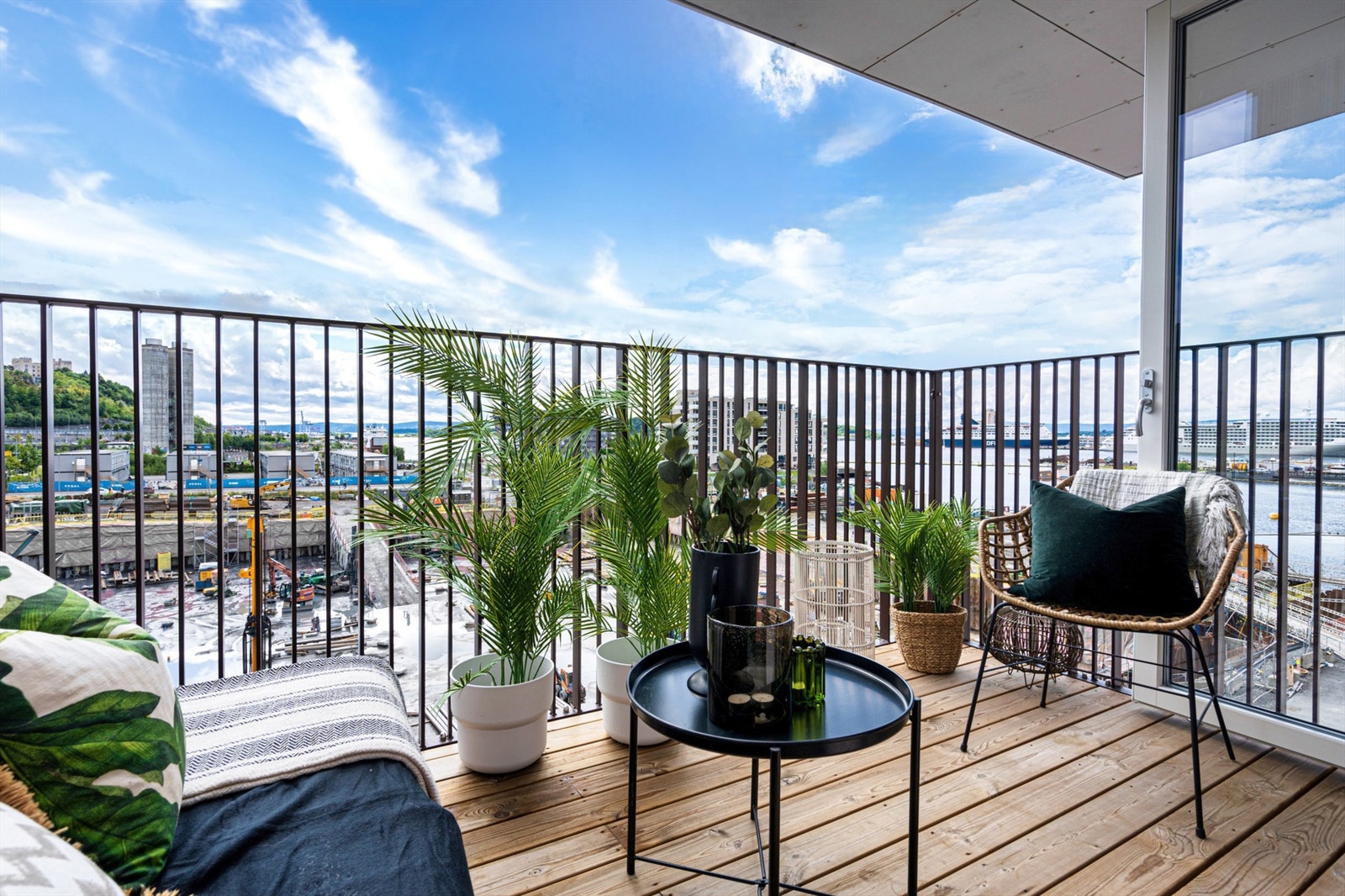 Videre fra stuen tar man seg ut til den sørvendte balkongen på 5,4 m² som har gode solforhold. Midtsommers er det sol fra rundt kl.1100 - 1900, ifølge simulator. Galleribilde