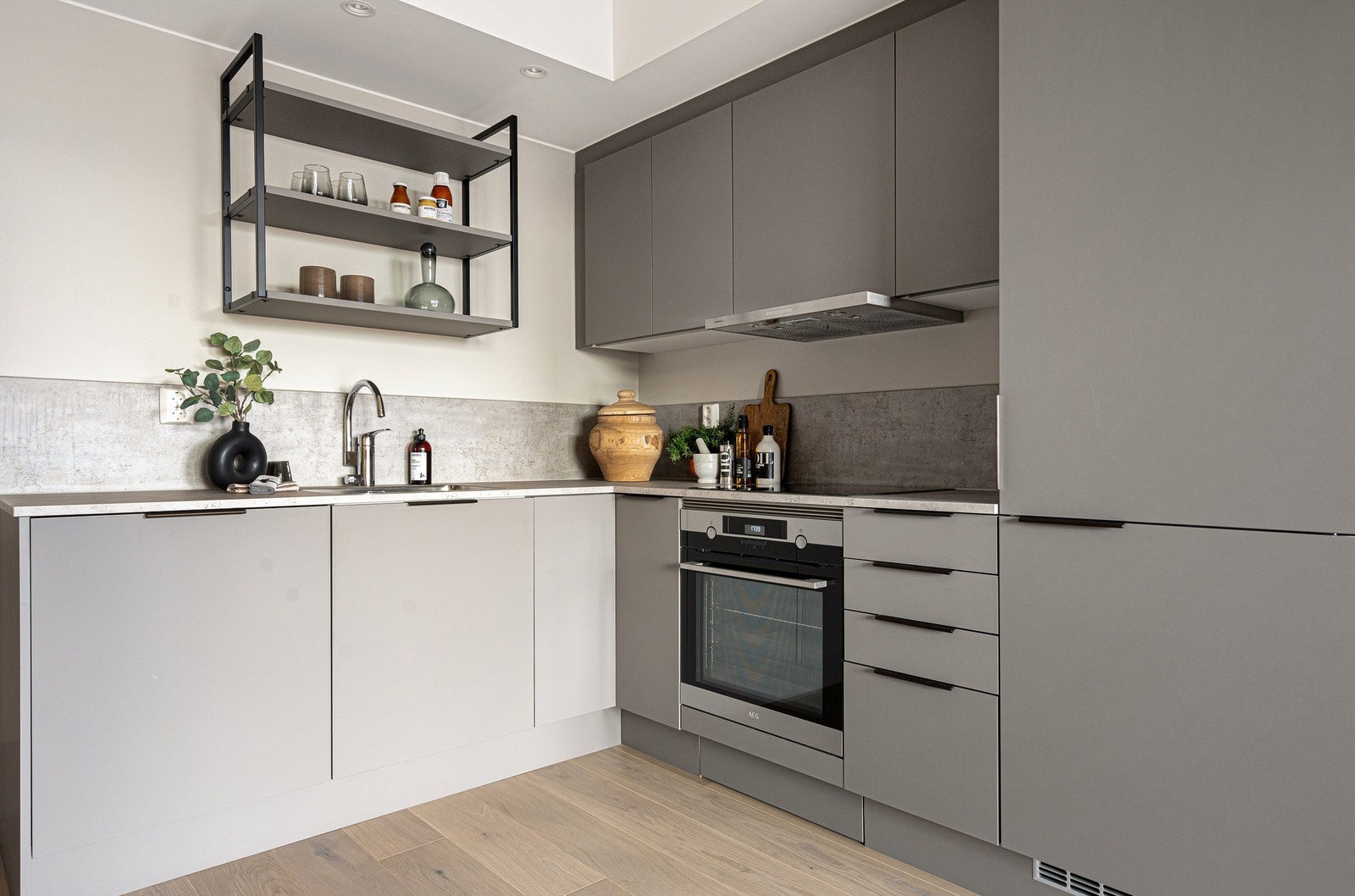 Det medfølger integrerte hvitevarer fra AEG (induksjonstopp, oppvaskmaskin, stekeovn og kombiskap kjølfrys). Det er oppgradert med downlights med dimmer i kjøkken samt entré. Galleribilde