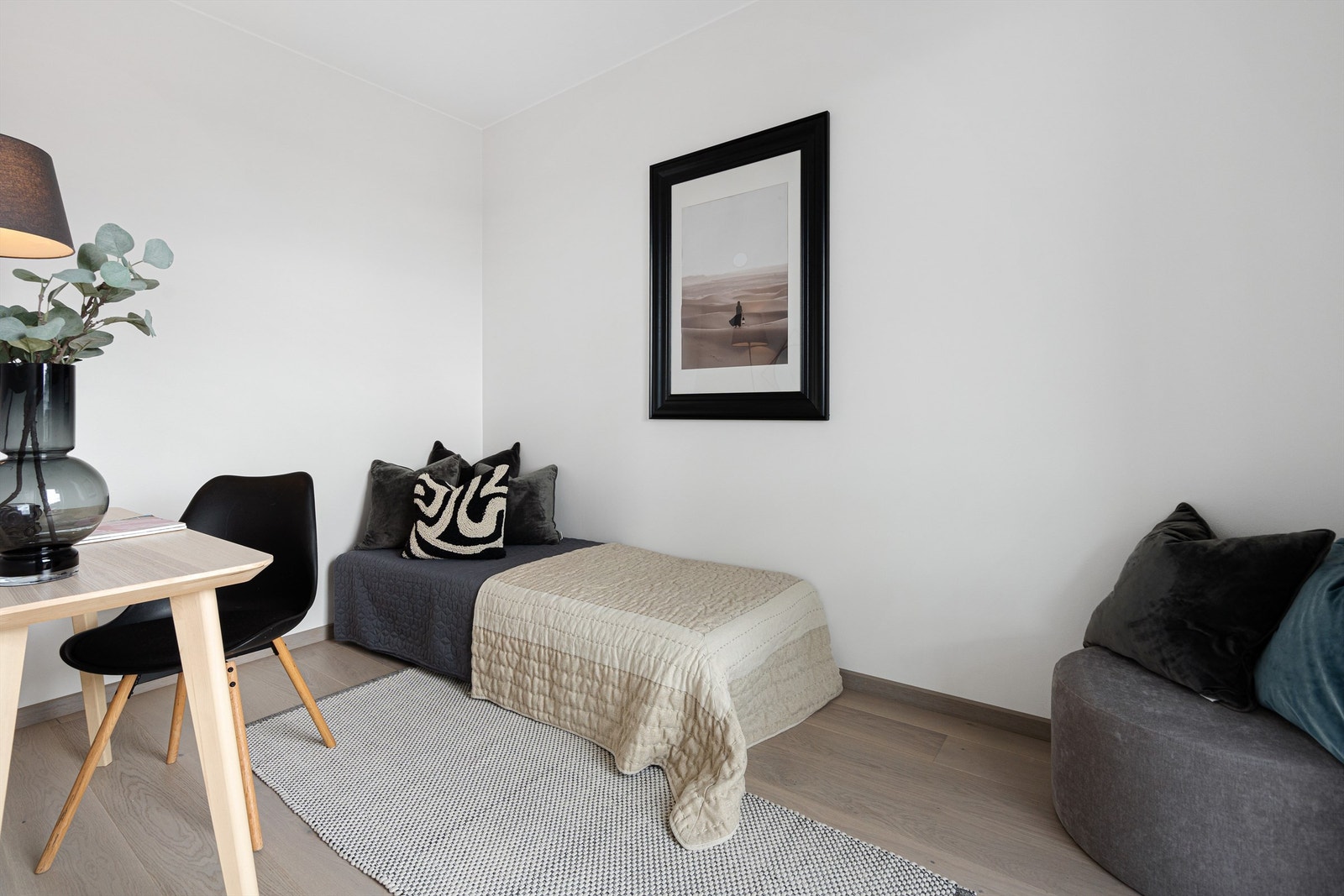 Det er verdt å fremheve at soverommene ligger i hver sin ende av leiligheten, og ikke "vegg-i-vegg". Galleribilde