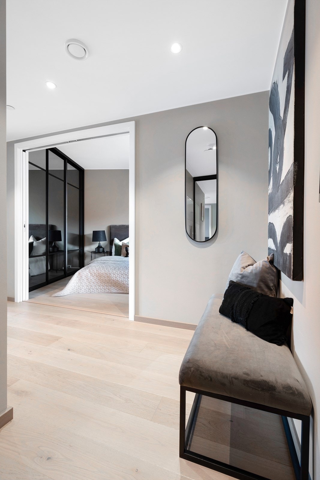 Det er en lekker sandgrå 1-stavs eikeparkett på gulv. Downlights i himling med dimmer. (Det er også lagt til dimmer på alle øvrige taklys i leiligheten). Galleribilde