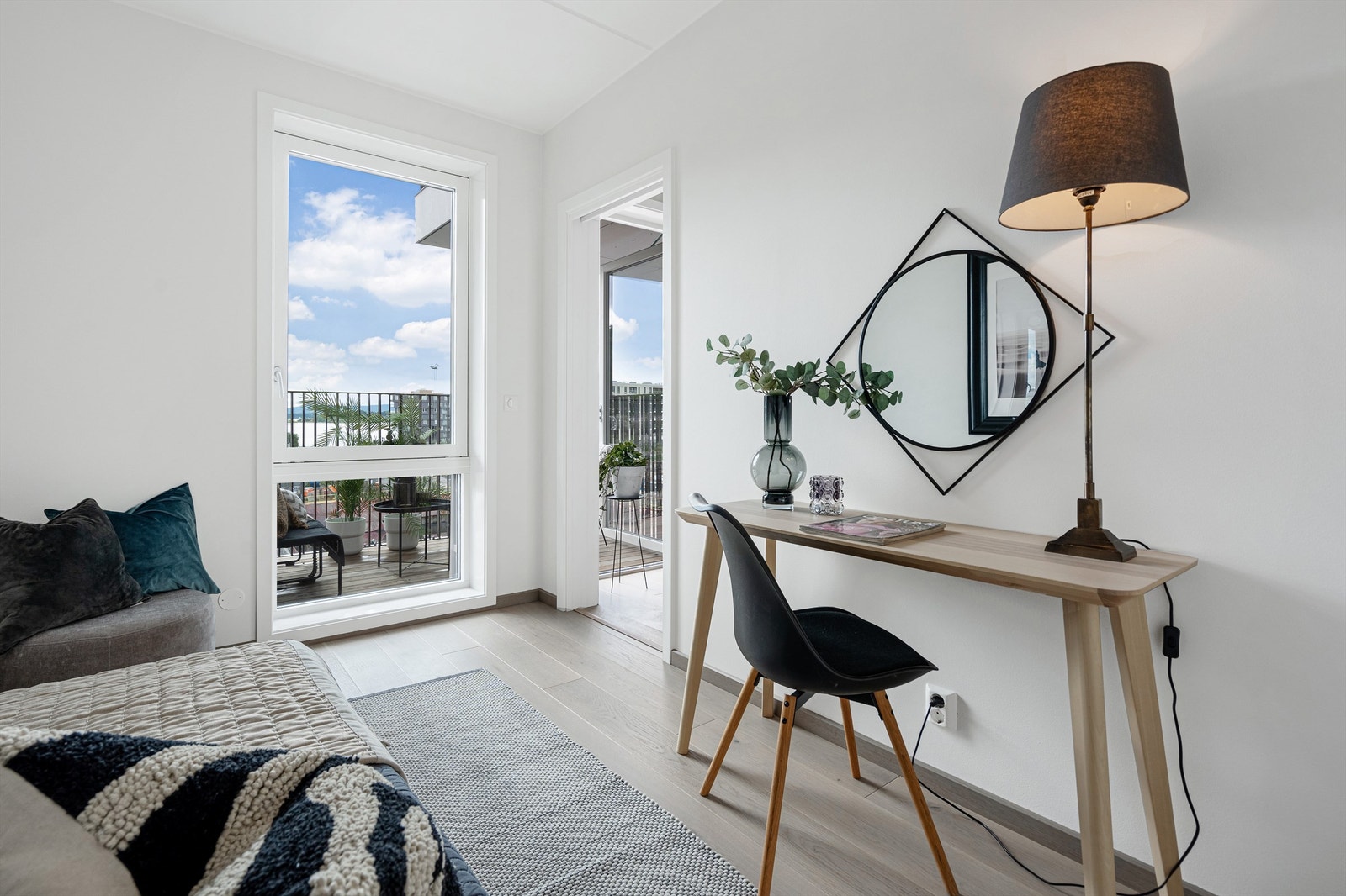 Flotte "gulv-til-tak" vinduer. Det er utvendig solbeskyttende screens på vindu. Galleribilde