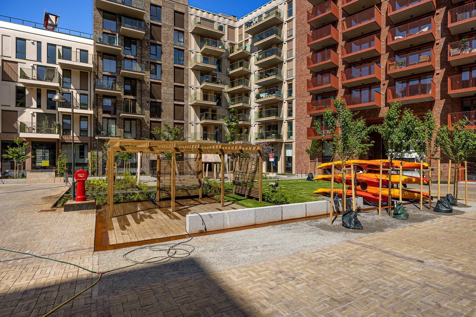 Sameiet disponerer 9 kajakker som av leilighetseiere kan bookes til ønsket tid. Sjøsettes 50 m fra oppbevaringen i gårdsrommet. Galleribilde