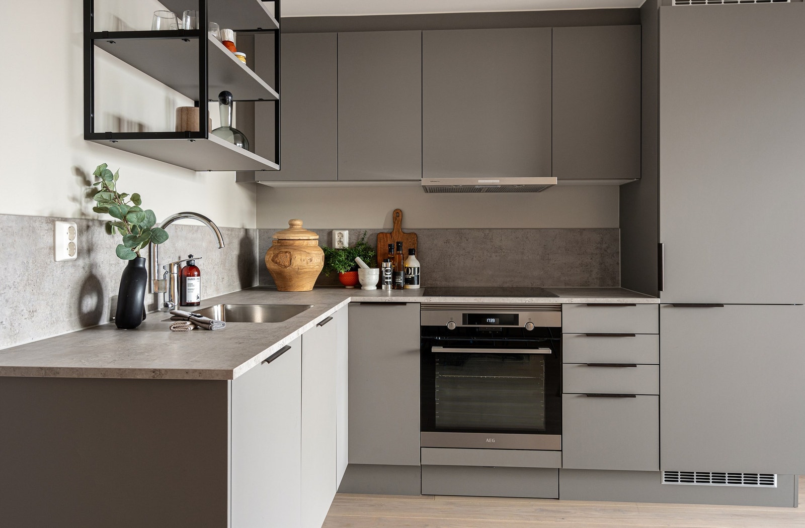 Leiligheten har et moderne og tidløst kjøkken fra HTH som er oppgradert av selger. Galleribilde