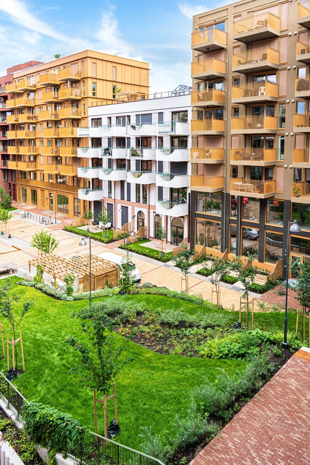 Fra den semi-private svalgangen har man utsikt over hele hagetunet/byhagen. Galleribilde