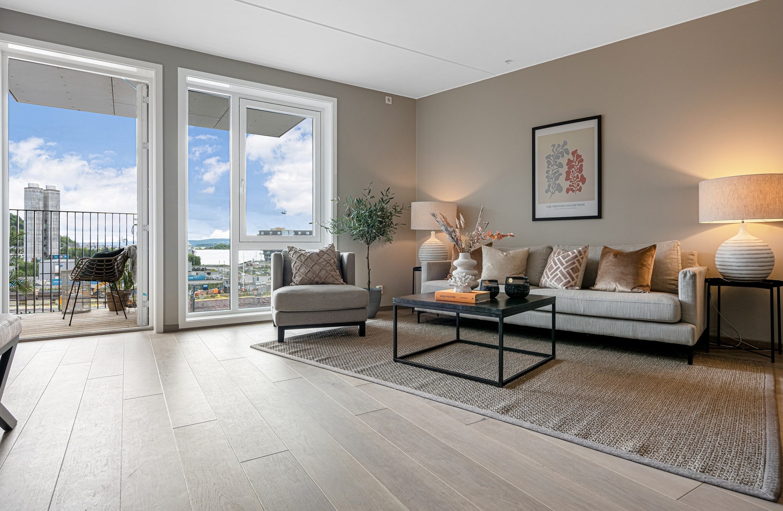 Her er det godt med lysinnslipp til rommet da det er store vindusarealer mot sør. Disse kommer med utvendige solbeskyttende screens som styres med fjernkontroll. Galleribilde