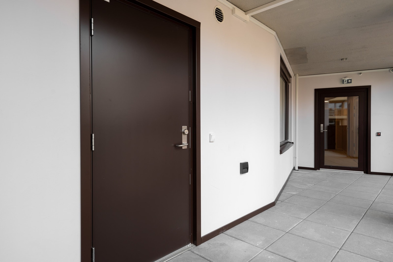 Inngang fra svalgang. Det er verdt å nevne at man kun deler inngangsområdet med én nabo. Galleribilde