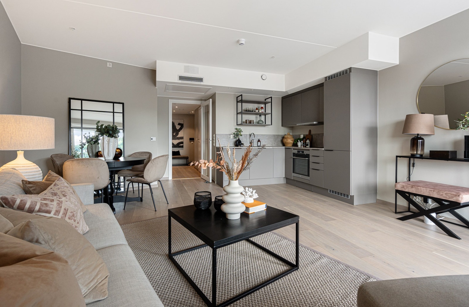 I den 28 m² stuen kan man innrede soner med sofagruppe, spisebord, og mediemøbel. Galleribilde