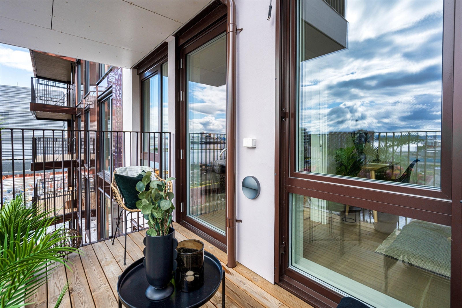 Balkongen kan innredes med utemøblement som en 2-seters sofa, bord og stoler. Det er tremmegulv som er lunt å gå på. Stikkontakt på vegg og belysning. Galleribilde