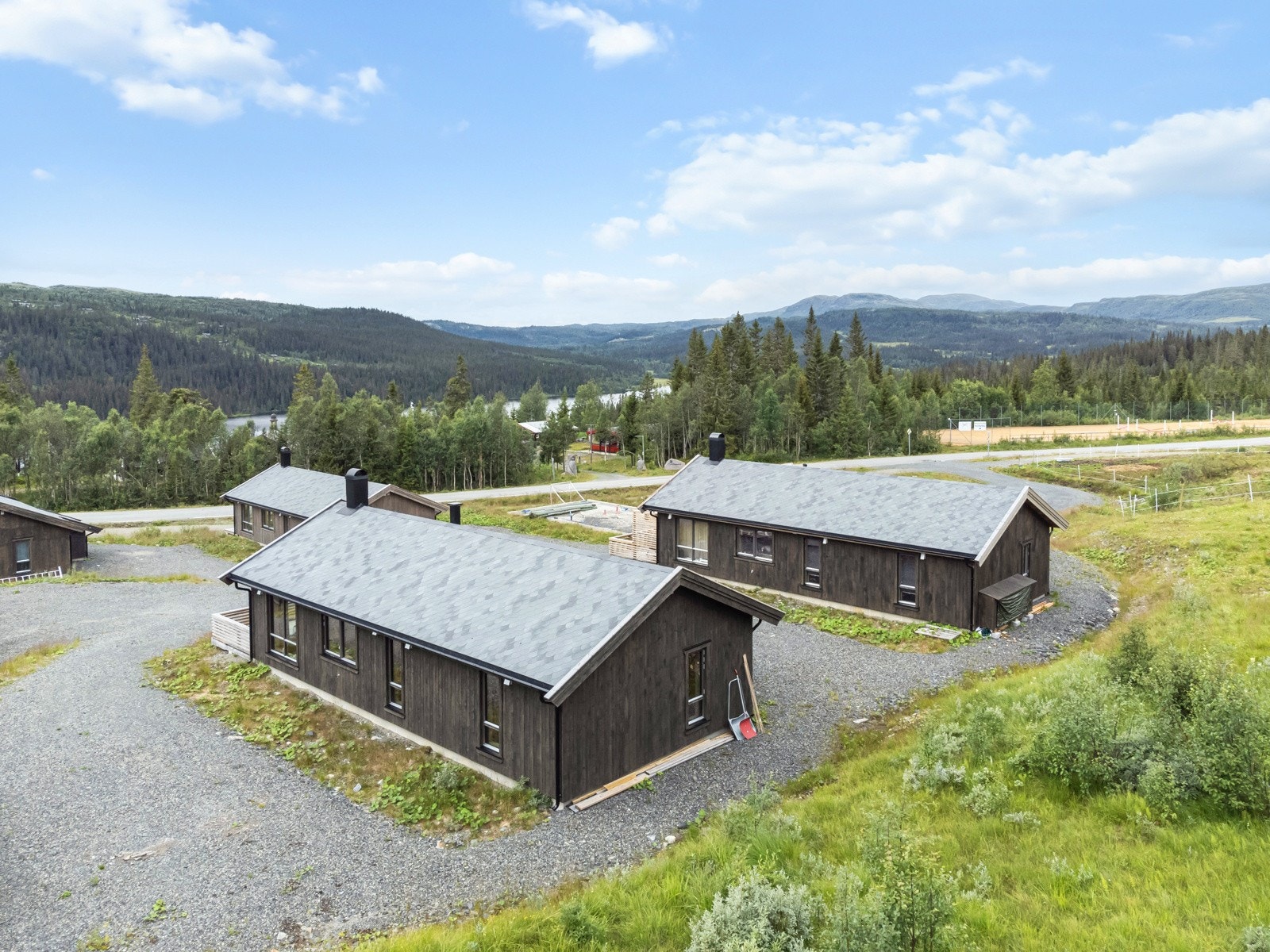 Sti rett opp til Skjervungfjellet fra rett bak hytta. Vinterstid går skiløypene fra den store parkeringen ca 100 meter fra hyttedøra Galleribilde