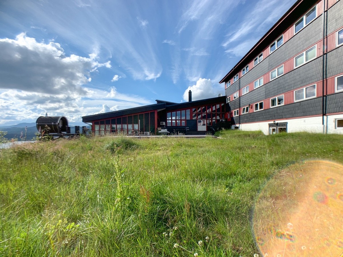 Det gamle hotellet er pr nå ikke i drift, men det ryktes at dette skal åpne igjen, og planen er å åpne igjen skiheisen som ligger et steinkast fra hytta Galleribilde