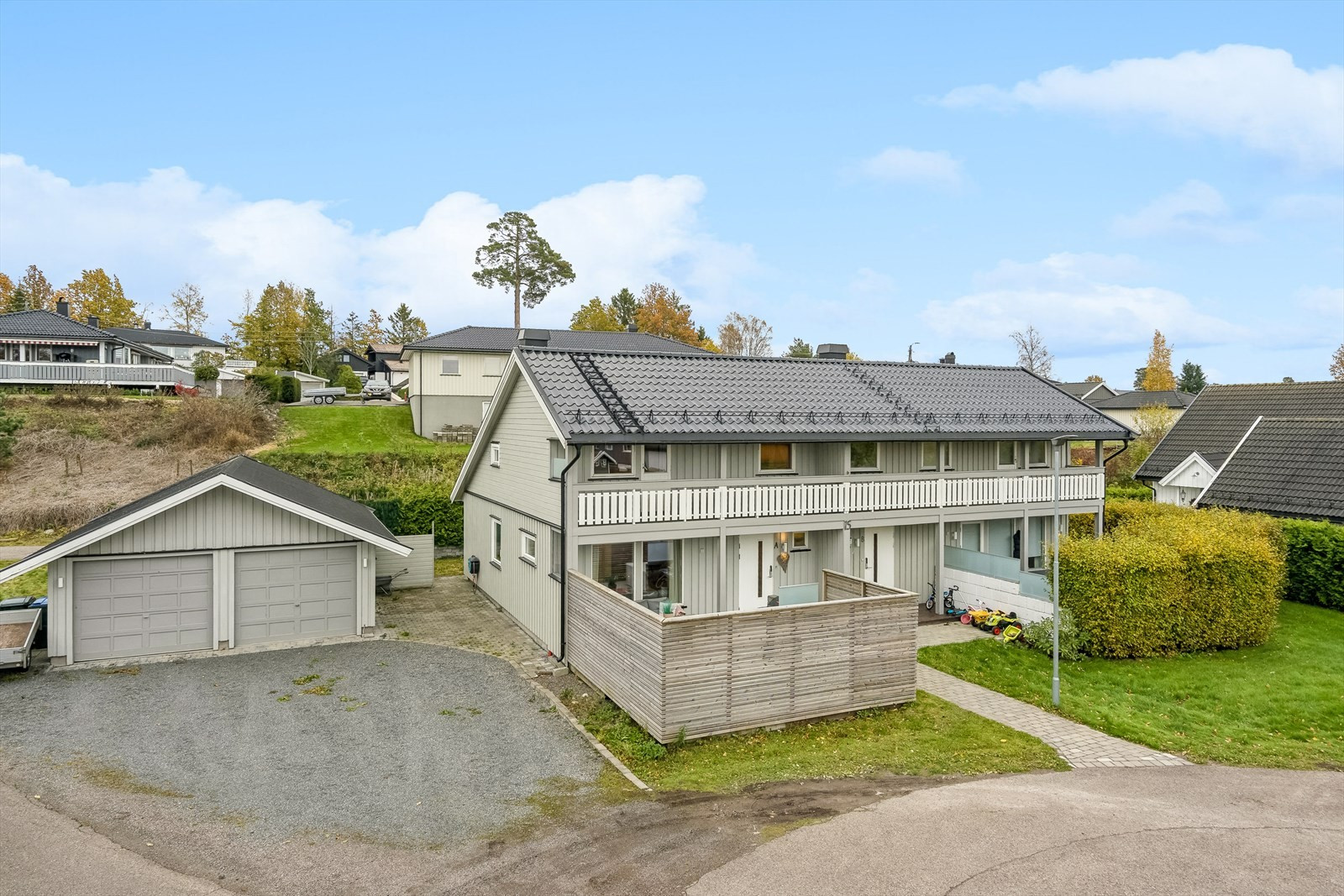 Halvpart av vertikaldelt tomannsbolig | 2 etasjer | Garasjeplass | Terrasser og balkong