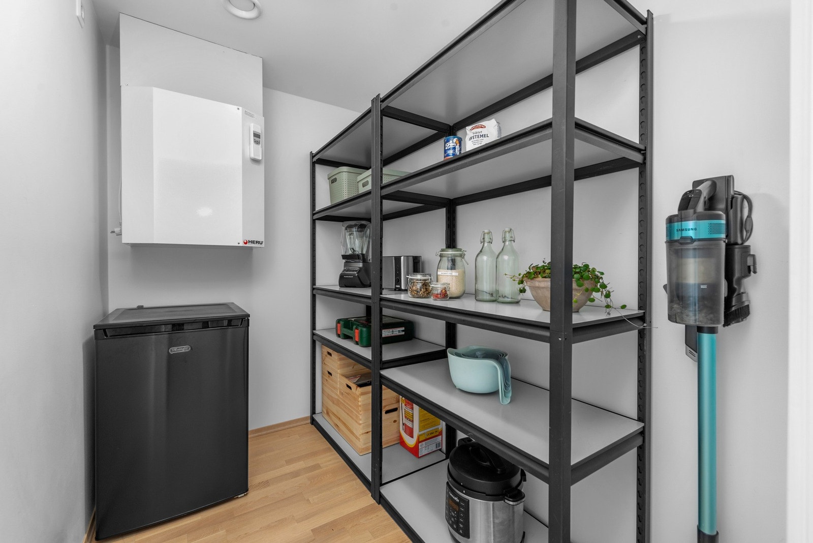 Det er også bod/tekn.rom på 3m2 inne i leiligheten - i tillegg medfølger bodplass i kjeller. Galleribilde