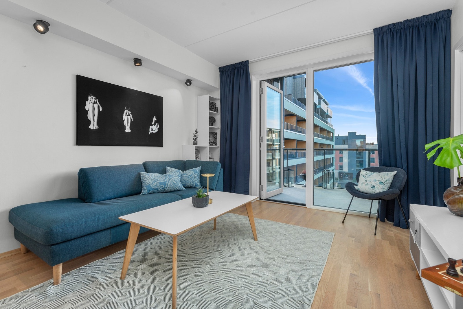 Det meste av belysningen i leiligheten er tilkoblet Future Home-app, som gjør at belysning kan justeres/slås av/på via app. Galleribilde