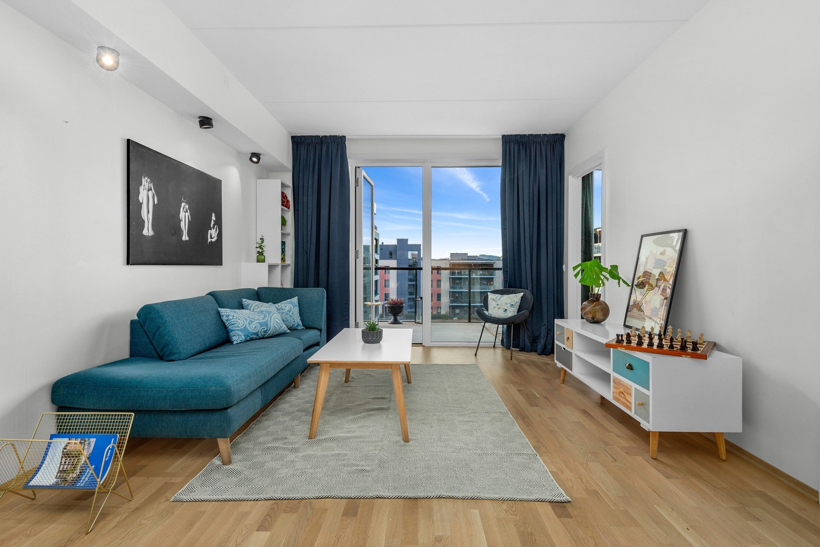 Stua nyter godt dagslys fra store vindusflater mot balkongen Galleribilde