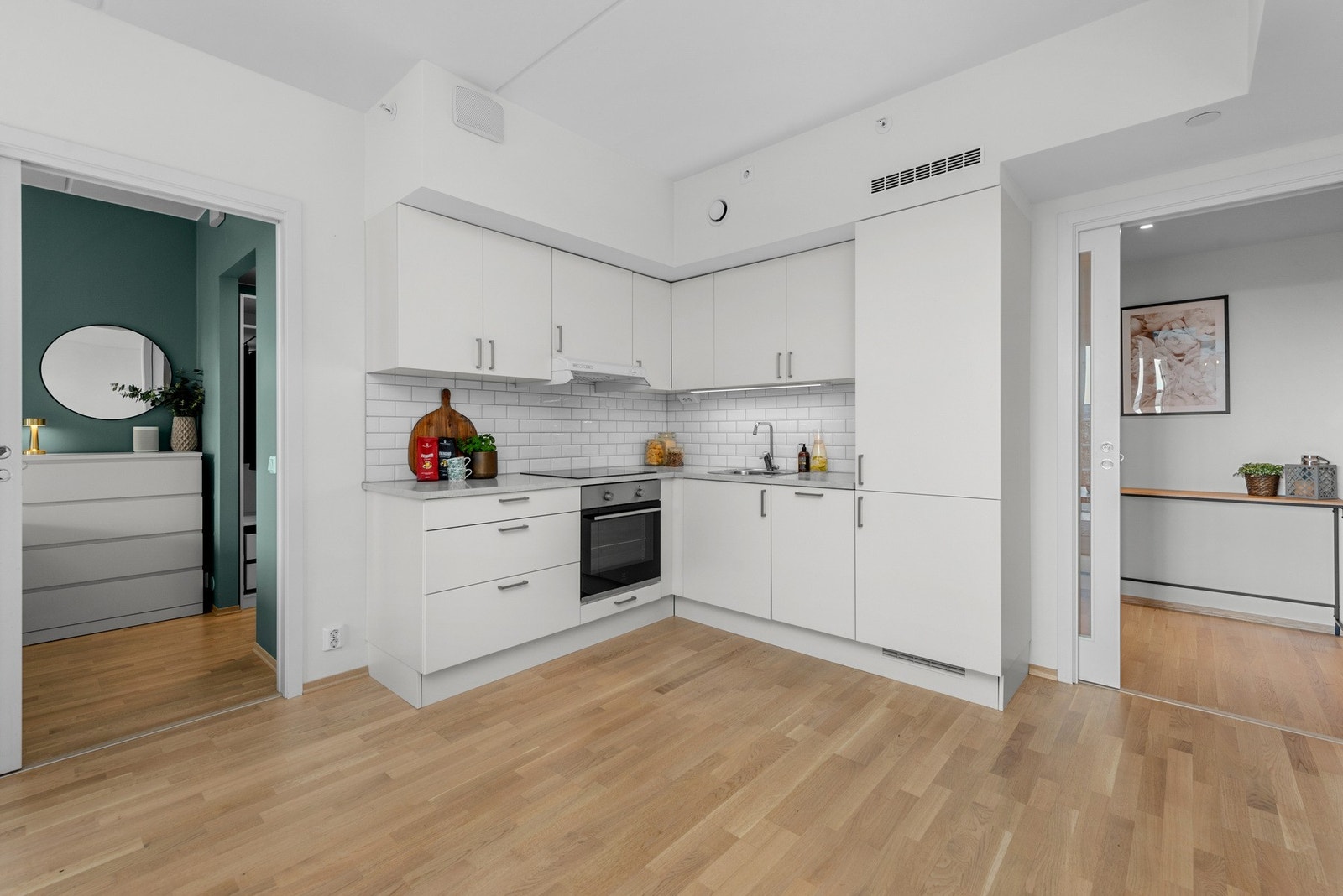 Plassbesparende skyvedører både mot soverom og mot gangen - fjernvarme og balansert ventilasjon sørger for godt inneklima. Galleribilde