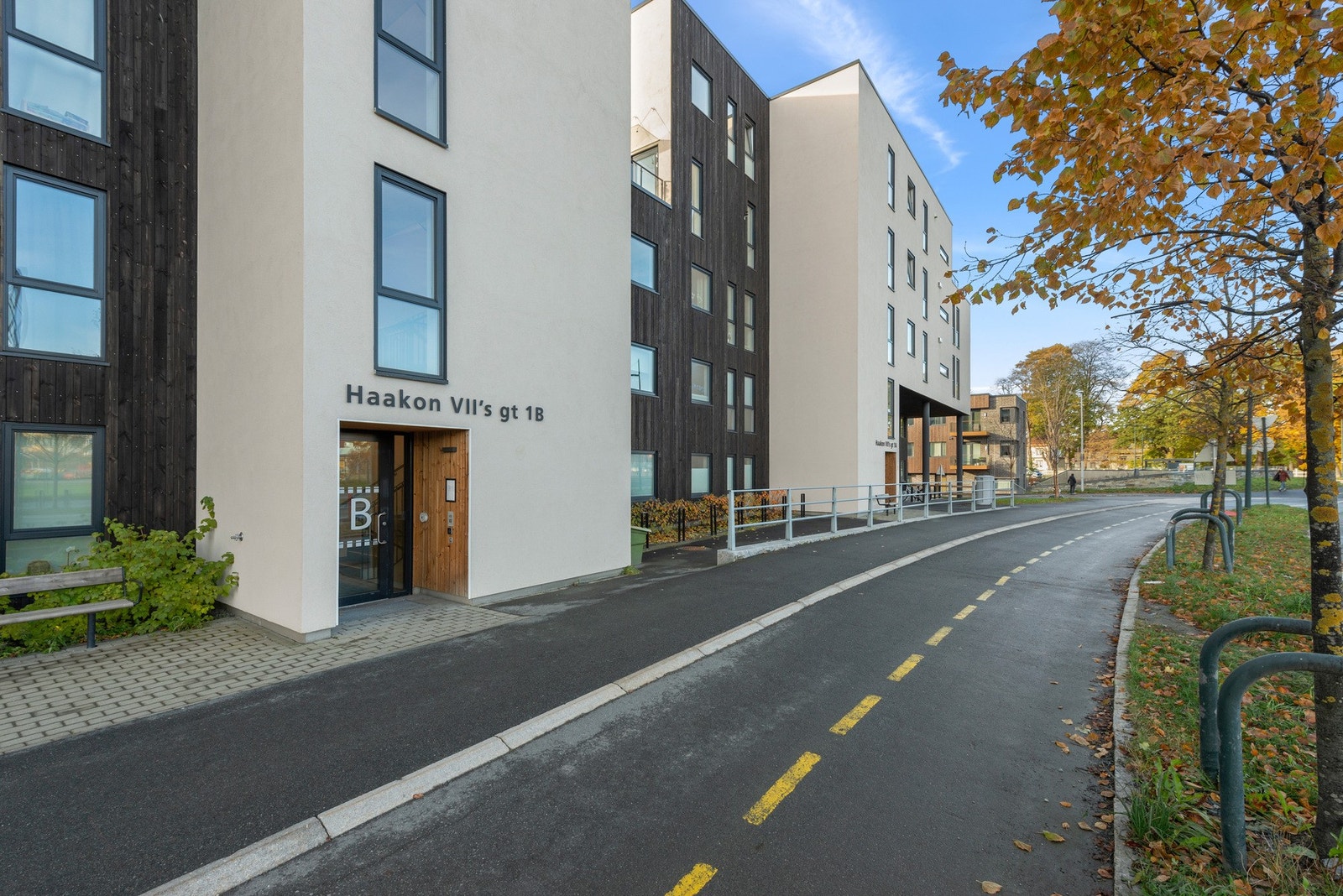 Rett utenfor døra går det sykkeltrase mot sentrum, du finner også holdeplass for buss, legesenter, idrettsanlegg, dagligvare, City Lade m.m. i behagelig avstand. Galleribilde