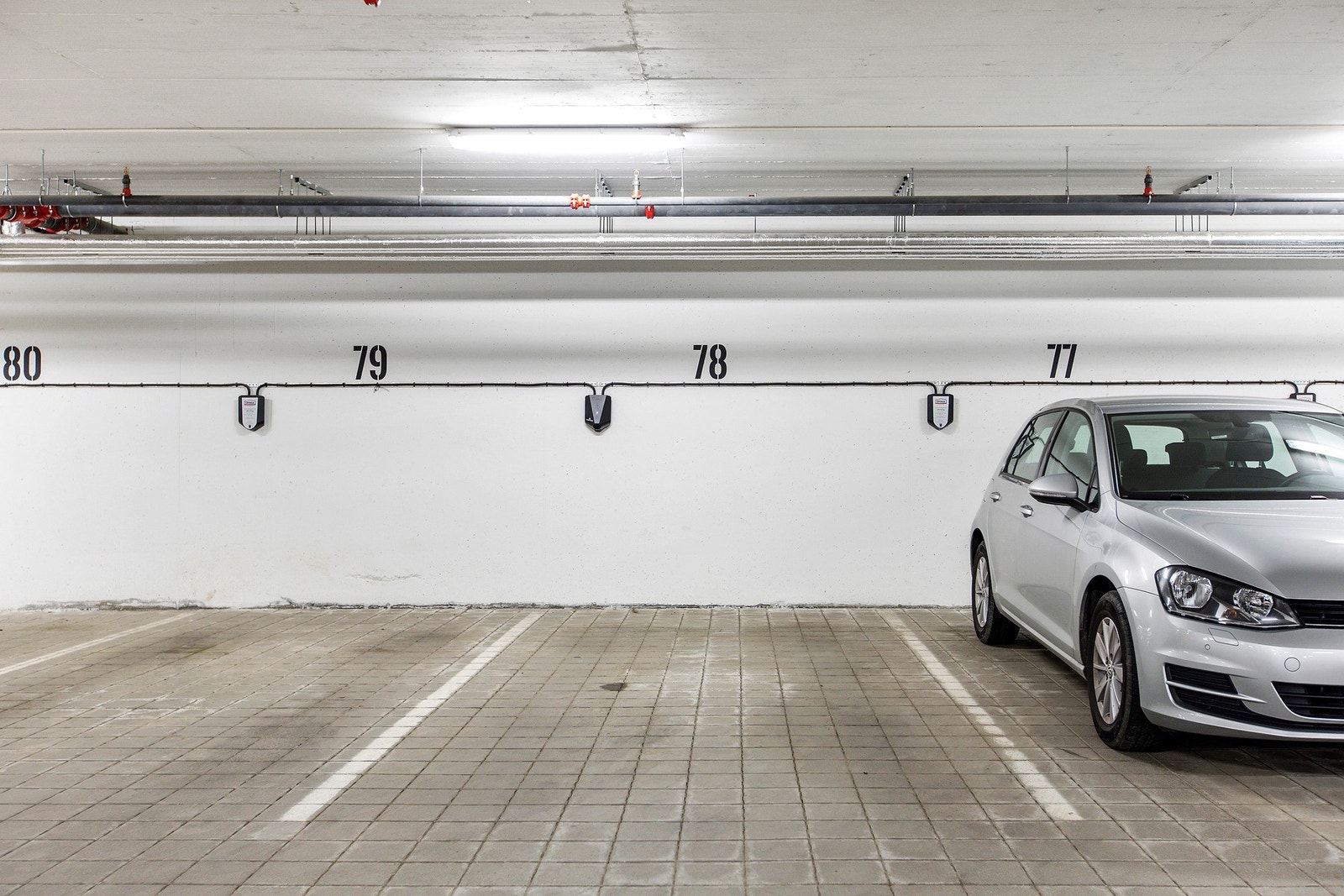 Det medfølger egen parkeringsplass med elbillader i oppvarmet P-kjeller via direkte heisadkomst, samt en kjellerbod på ca. 5,5 kvm Galleribilde