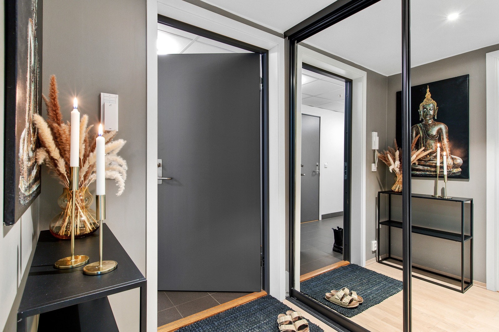 Gangen er på 4 kvm og har en sort skyvedørsgarderobe med speilfronter, samt tilknytning til en innvendig bod på 3,5 kvm som kommer godt med Galleribilde