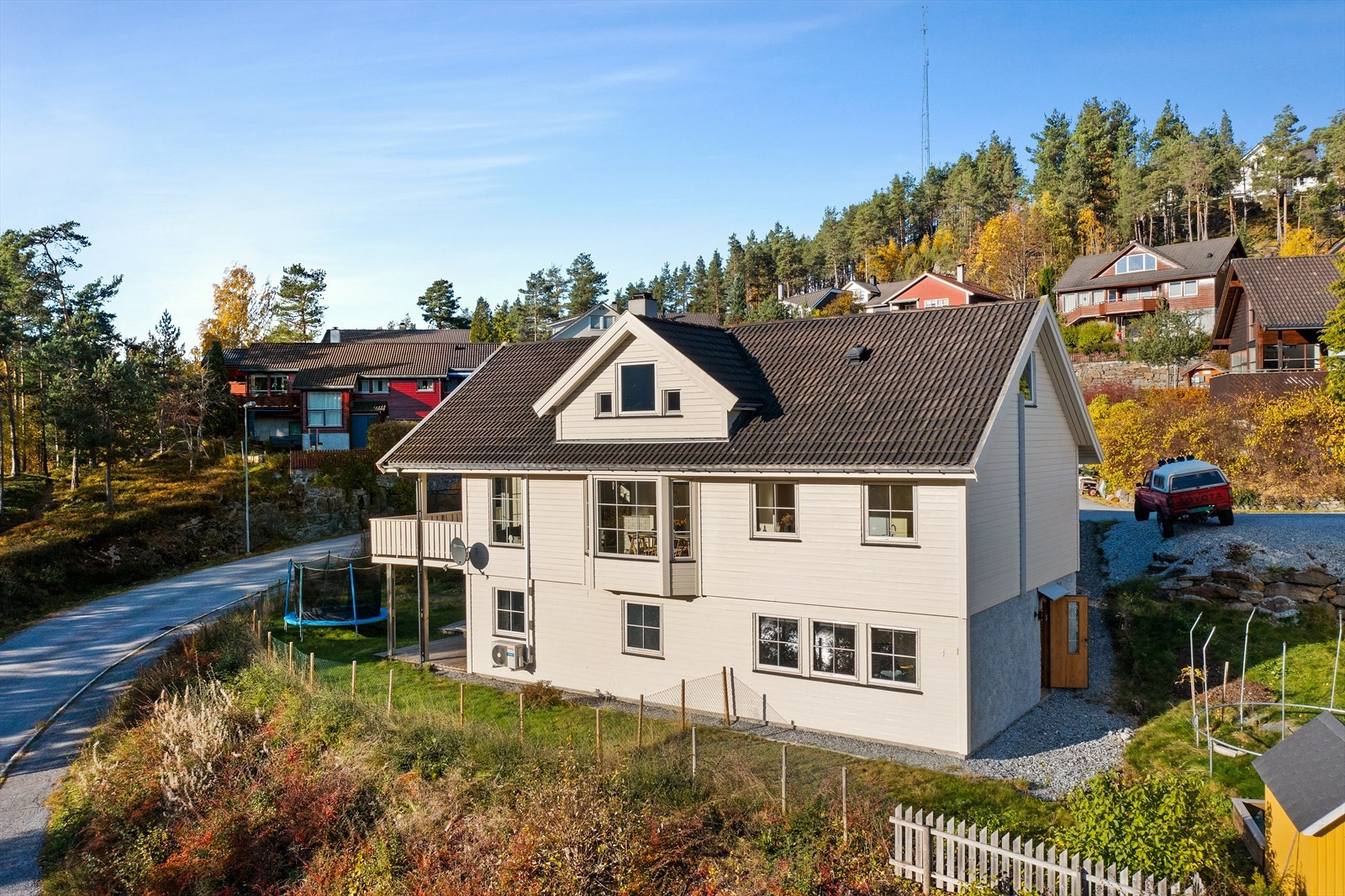 Flott familiebustad med attraktiv beliggenheit på populære Kjørnes. Kort avstand til fjord og fjell. Utleige