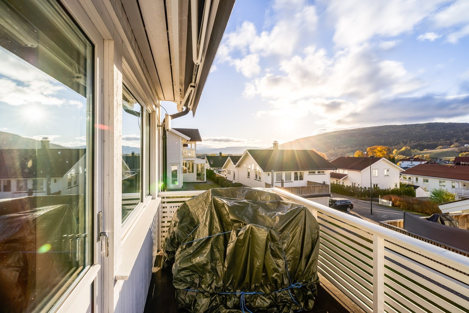 Verandaen har markise fra 2022 og plass til ønsket utemøblement. Galleribilde
