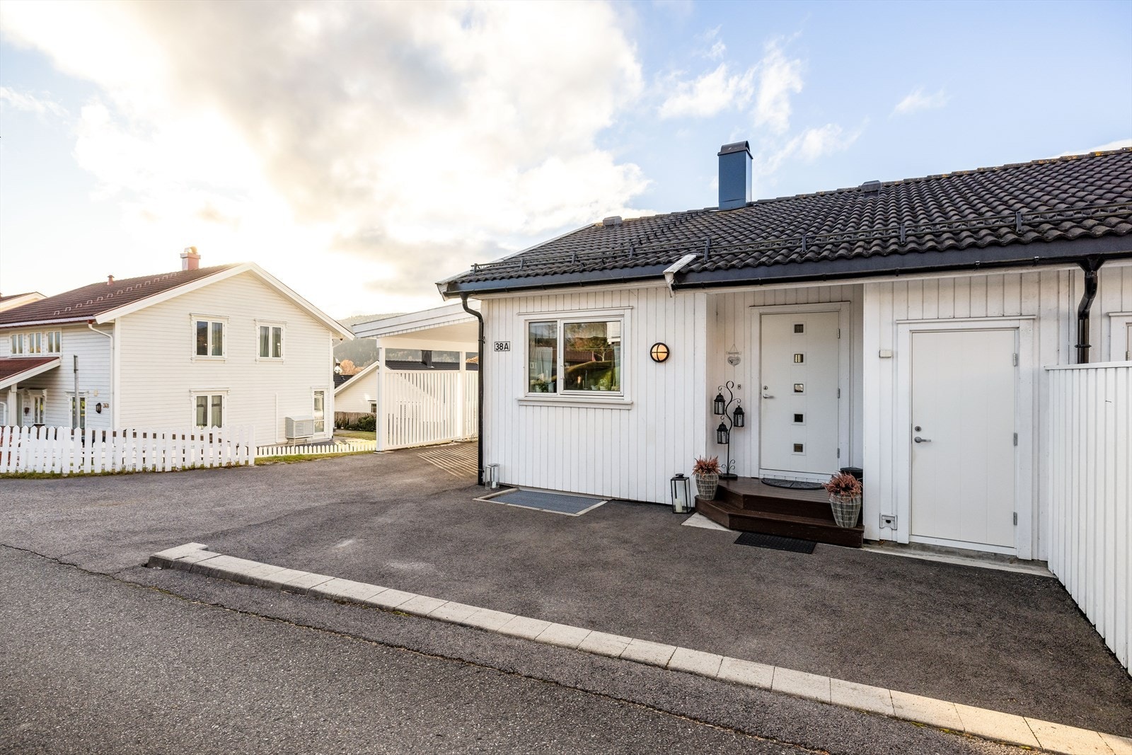 Boligen har et pent inngangsparti. Velkommen inn! Galleribilde