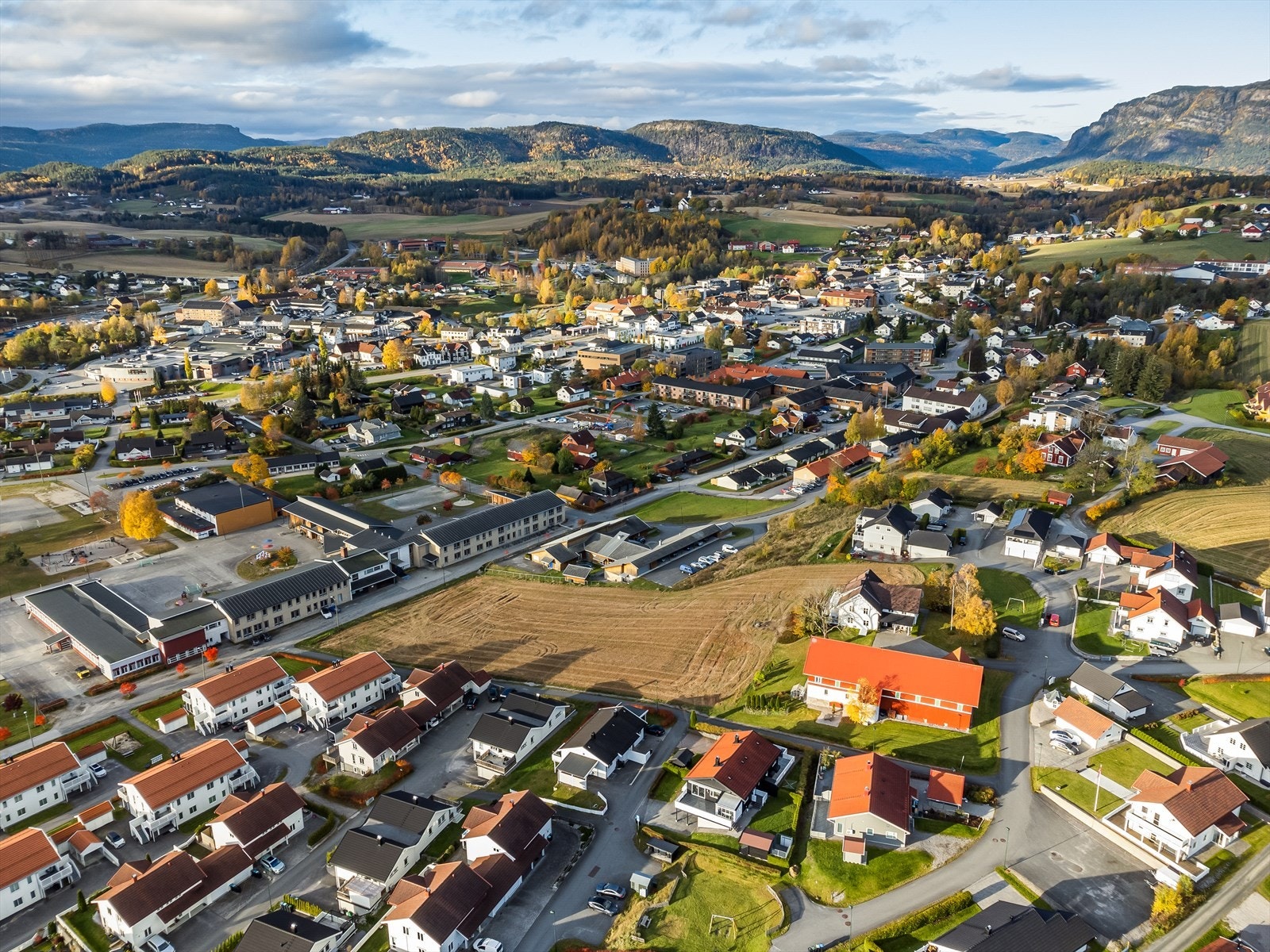 Fra Grivijordet er det ca. 1 km til Bø sentrum med blant annet spisesteder, butikker, kjøpesenter og Gullbring Kulturanlegg med kino, svømmehall og treningsenter. Galleribilde