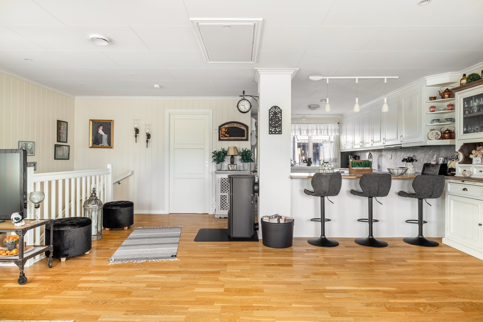 Fra stuen er det trapp ned til boligens underetasje. Galleribilde
