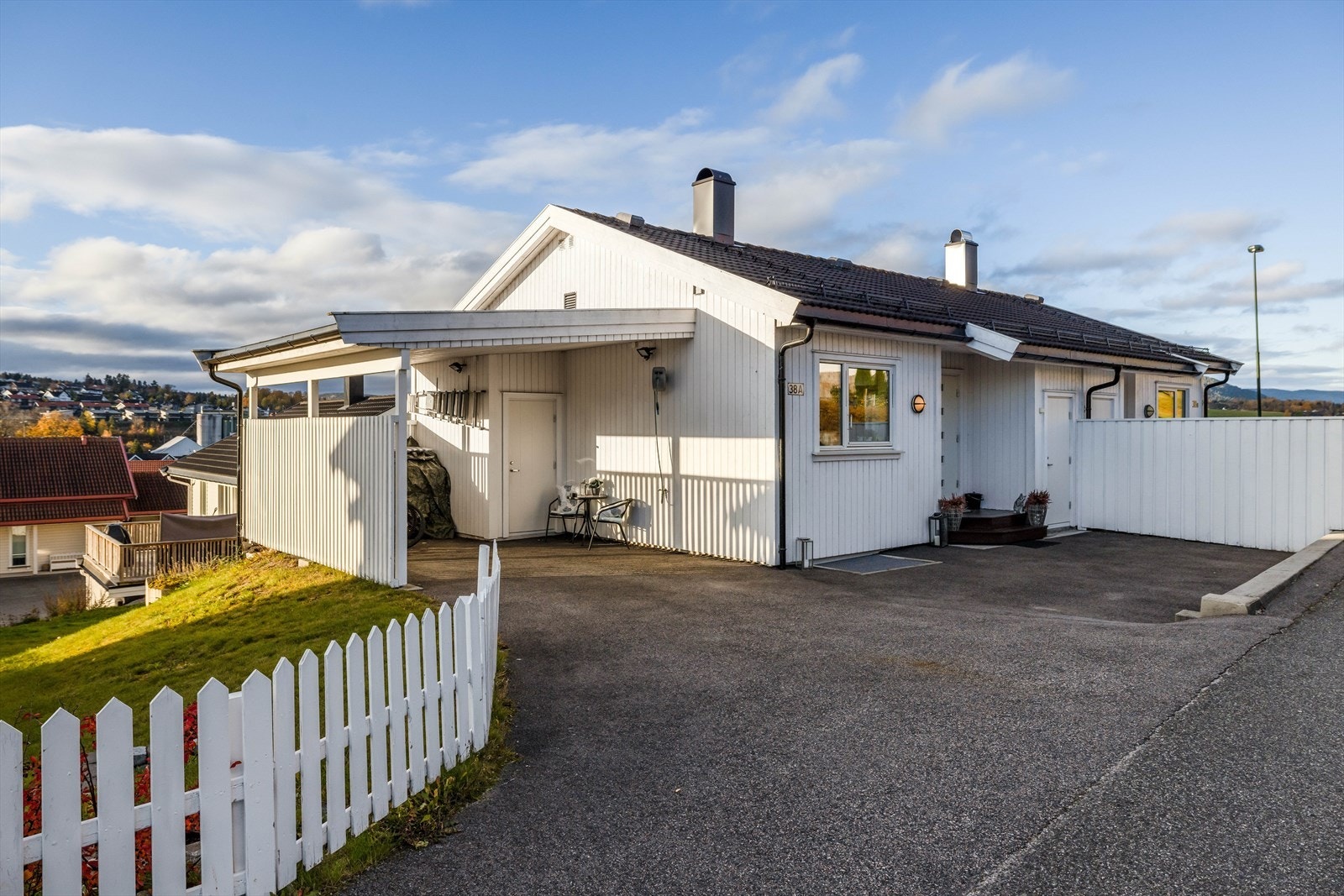Boligen har carport med en praktisk bod, samt en bod ved inngangspartiet. Galleribilde
