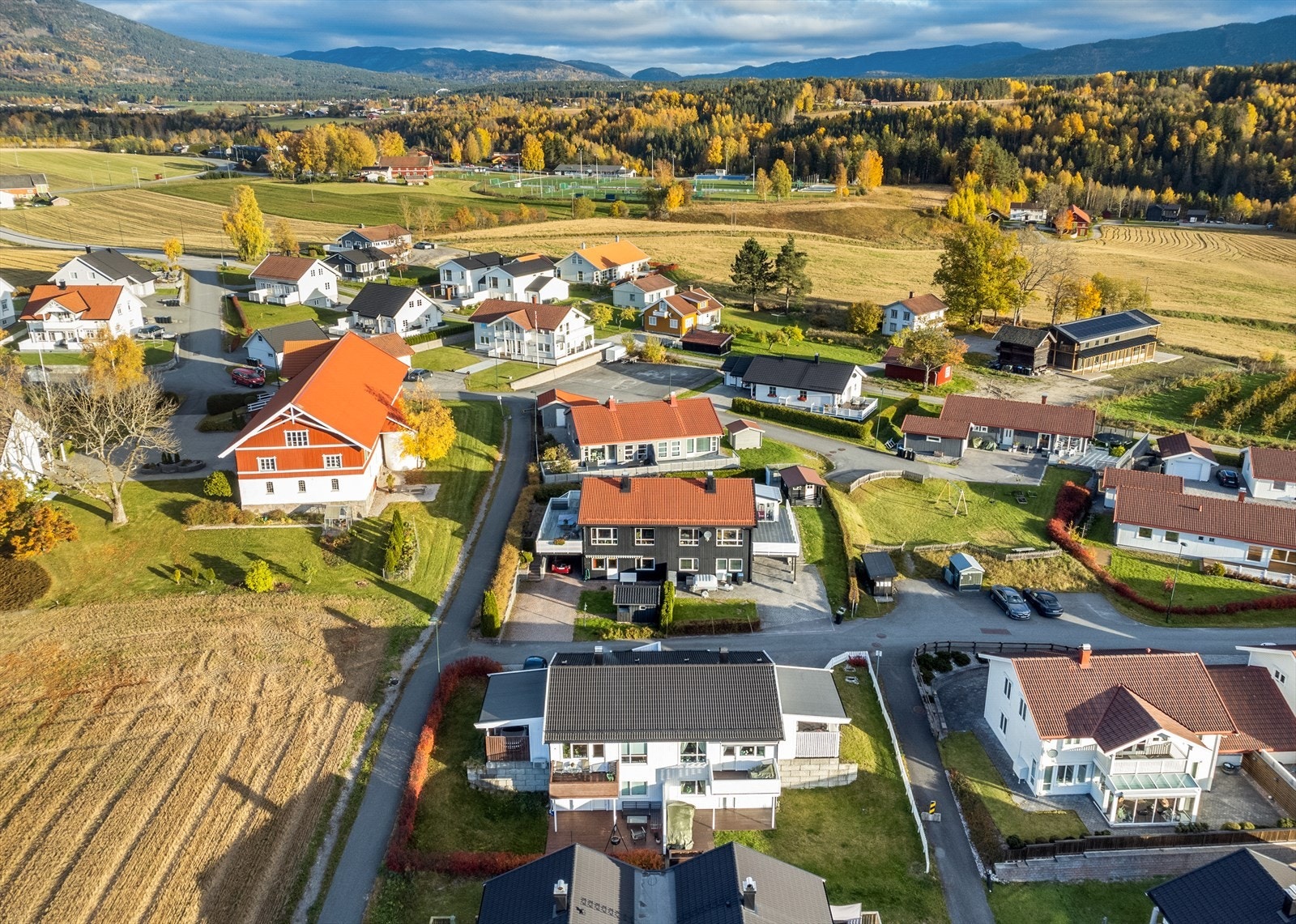 Solrik og fin beliggenhet i en blindvei på attraktive Grivijordet. Området er rolig og barnevennlig med stort sett etablerte småbarnsfamilier og barneskolen som nærmeste nabo til boligfeltet. Galleribilde