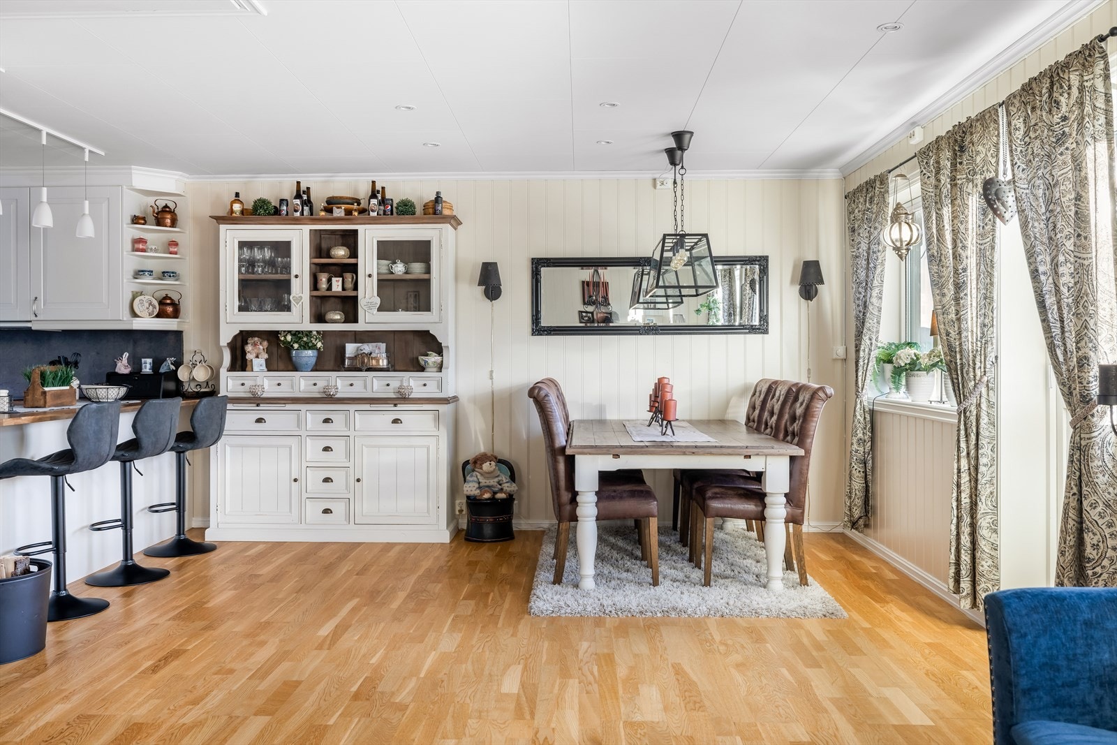 Stuen har plass til både sofagruppe og spisestue. Galleribilde