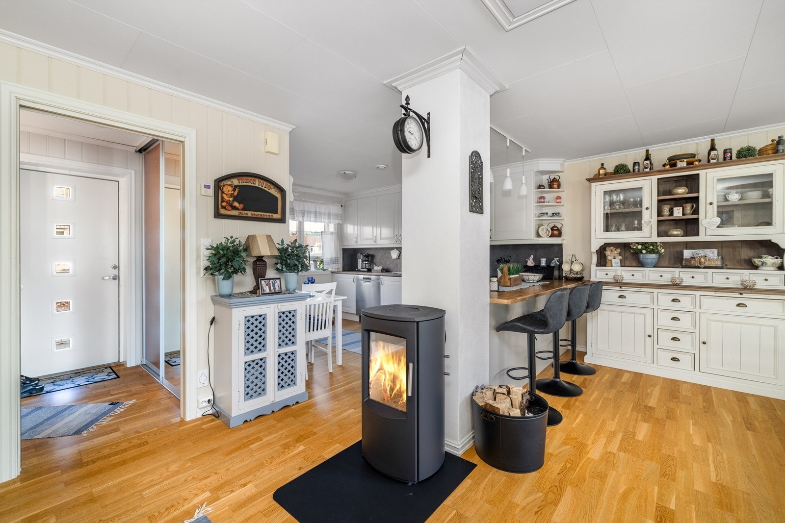 Boligen har åpen stue/kjøkken løsning, perfekt dersom man har besøk! Her er det også satt inn ny vedovn i 2022, montert av Seljord varme. Galleribilde