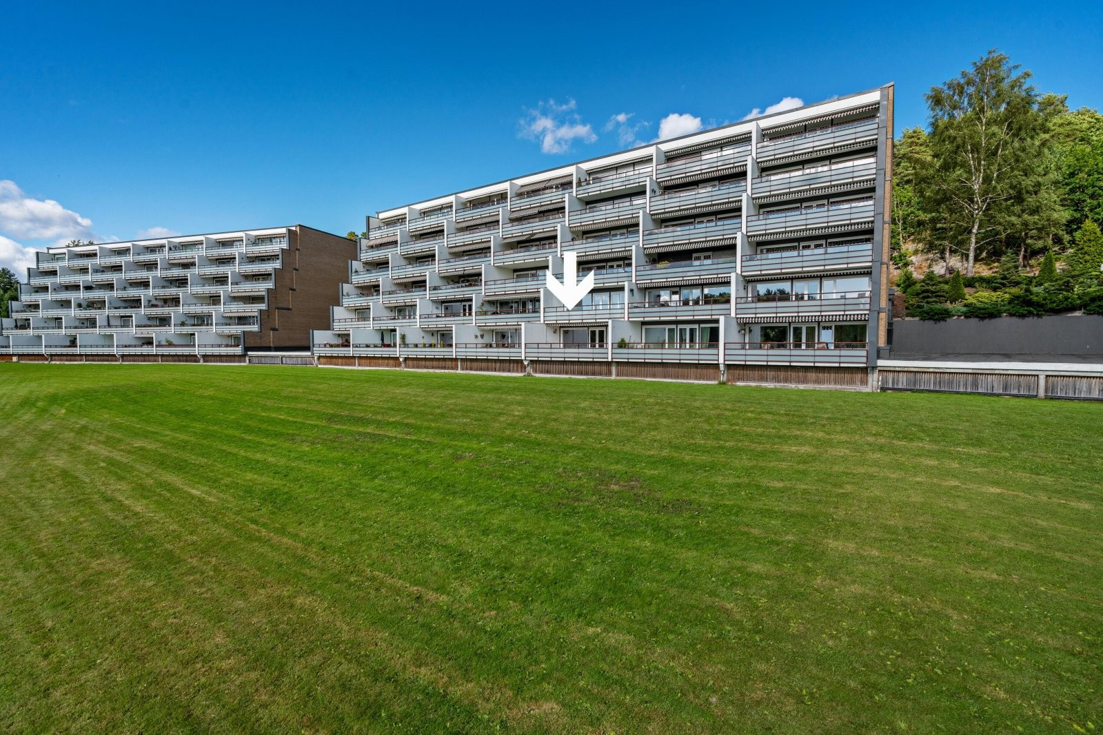 Hånes - pen 2-roms andelsleilighet - 1.etg - garasjeplass - heis - stor solrik terrasse - rask overtagelse om ønskelig