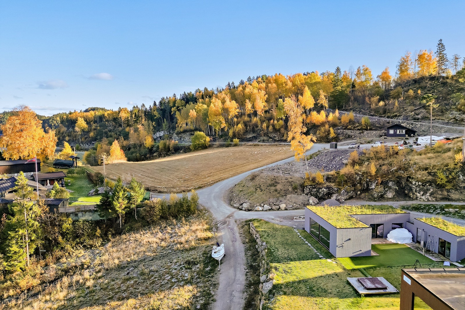 Fra tomta er det 10 minutter kjøring inn til Åsen sentrum hvor du har dagligvarehandel (Extra Åsen). Galleribilde