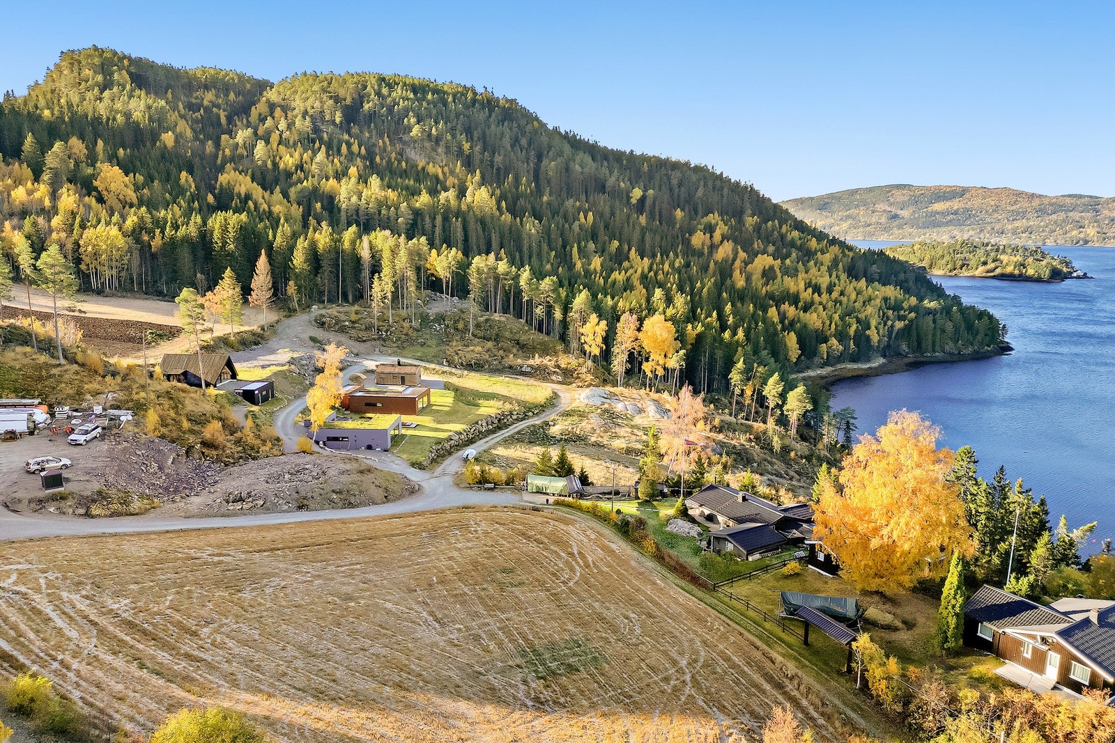 Området er regulert til fritidsbebyggelse, og tomta har tilhørighet til Svartvika hyttefelt. Galleribilde