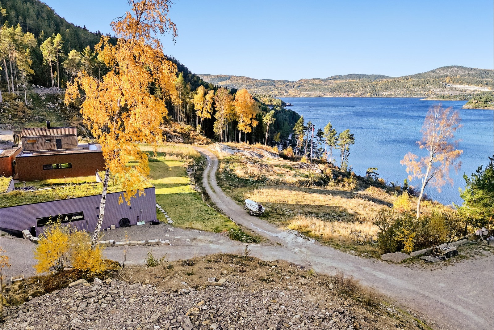 Naturskjønn beliggenhet, med gode tur-, bade- og fiskemuligheter. Galleribilde
