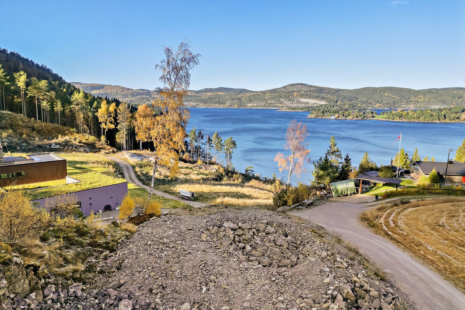 Tomta ligger på en høyde med fantastisk utsikt ut over fjorden. Galleribilde