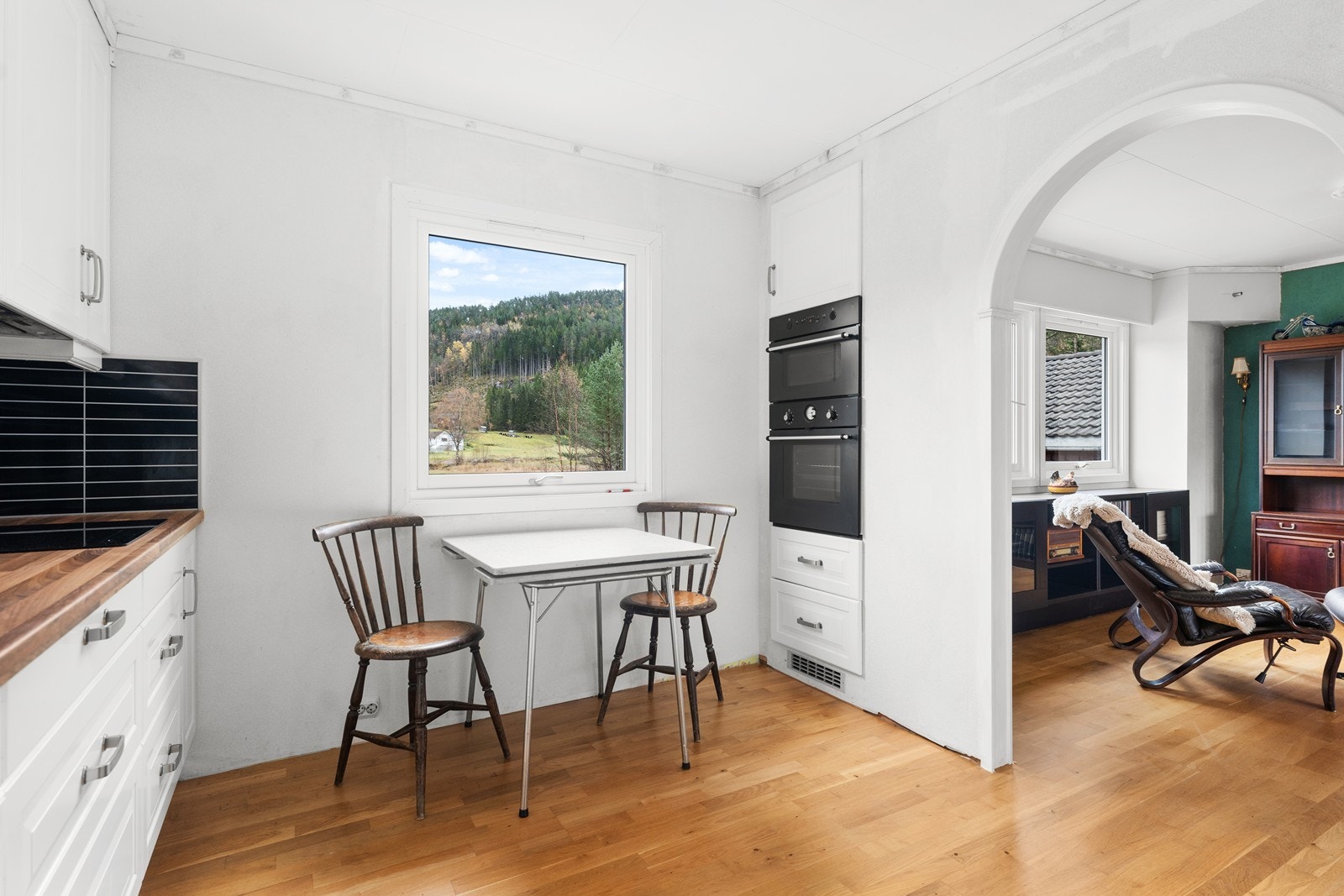 Åpent mellom stue og kjøkken. Galleribilde