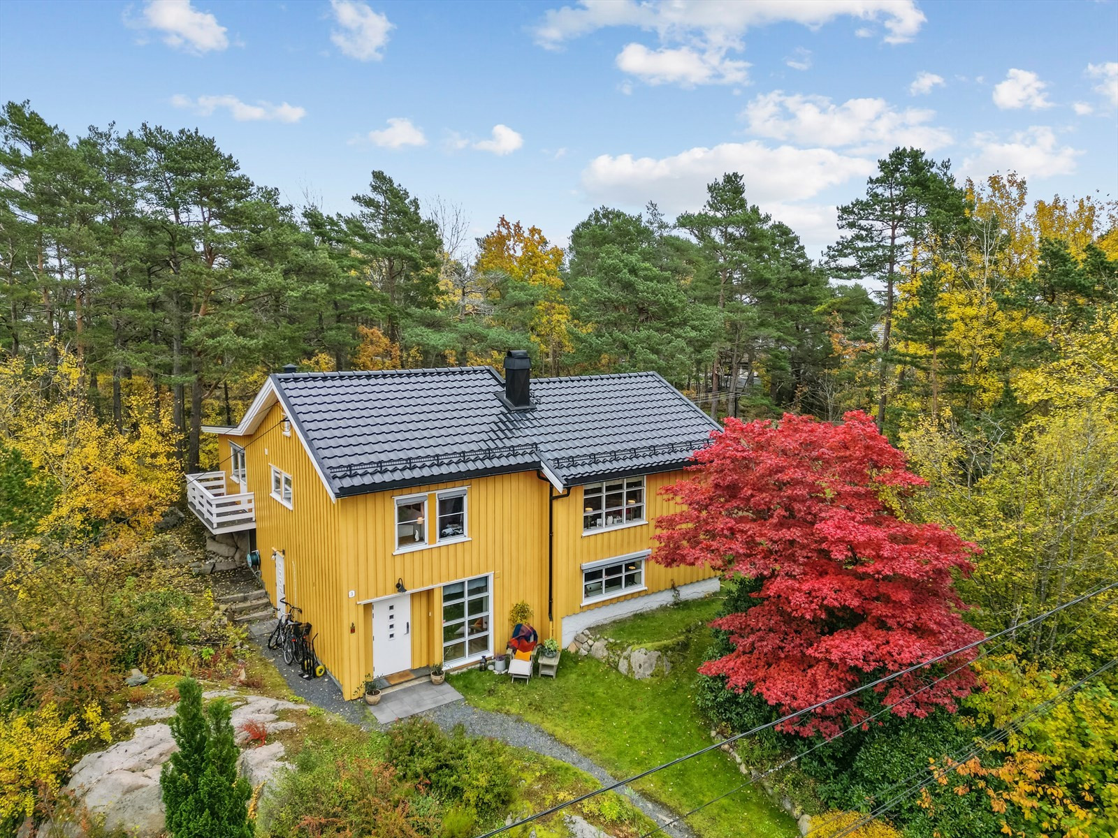 Sjarmerende enebolig i naturskjønne og stille omgivelser - Tilliggende tomt med egen matrikkel på 958 kvm medfølger.