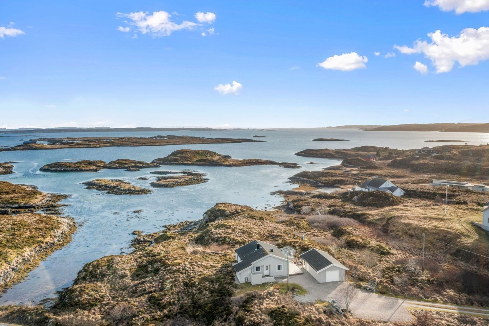 Koselig liten enebolig med fantastisk beliggenhet og nydelig utsikt - Stor tomt på ca. 16 mål. - Strandlinje - Garasje