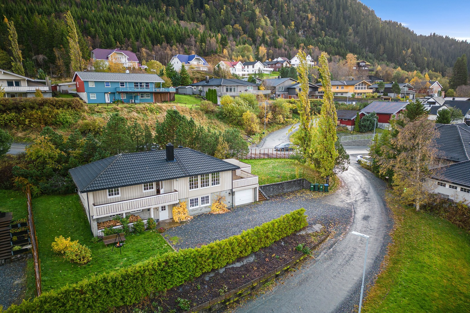 Innholdsrik og oppgradert enebolig med nydelig utsikt i et familievennlig boområde | 3 soverom | Garasje