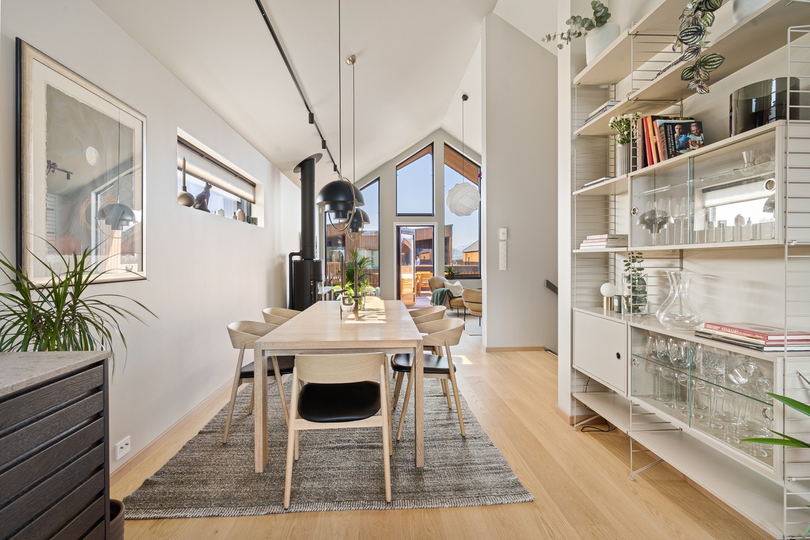 Gjennomgående høy standard der det er lagt stor vekt på god belysning, oppvarmingskilder og rikelig med lagringsplass. Galleribilde