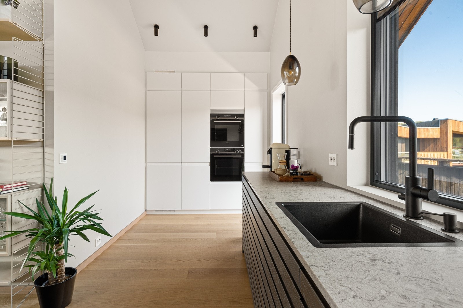 Integrerte hvitevarer som to stk stekeovner, stor induksjonstopp, oppvaskmaskin og kombiskap med kjøl/frys. Alle hvitevarer er fra Siemens. Galleribilde